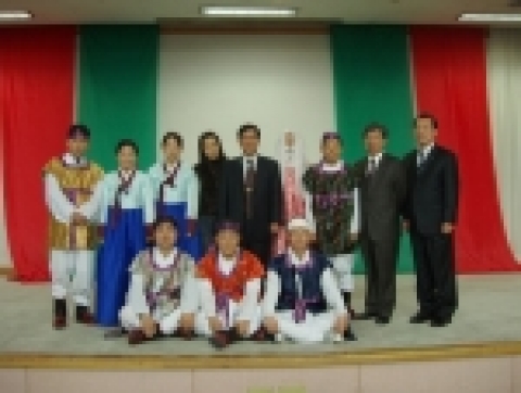 경기도는 행정혁신에 대한 직원들의 의식전환과 분위기 확산을 위해 별주부전을 각색한 혁신단막극 “용궁이야기”를 도청 대회의실에서 2일 공연했다.