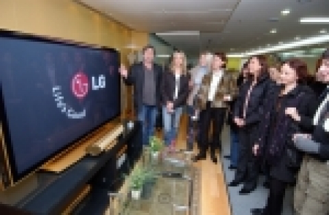 러시아 국립발레단 일행이 LG전자 71인치 금장 PDP TV를 둘러보고 있다.