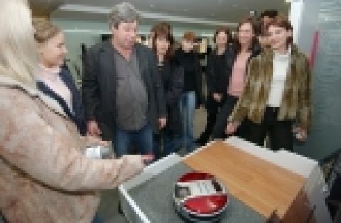 러시아 국립발레단 일행이 LG전자 로보킹을 작동해 보고 있다.