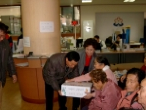 성남시 하대원동 새마을회(협의회장 이영길, 부녀회장 홍을순)에서는 2005. 12. 1(금) 오후2시 하대원동사무소에서 직접 담근 사랑의 김장김치 70박스(10kg,배추김치)를 홀