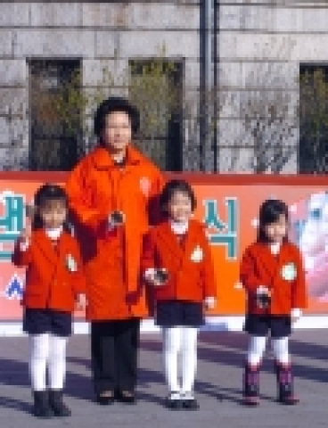 2005. 12. 2(금) 11:00~11:30(30분간) 서울시청앞 서울광장 임시무대에서 열린 제77주년 「구세군 자선냄비 시종식」행사에 참석한 권양숙 영부인