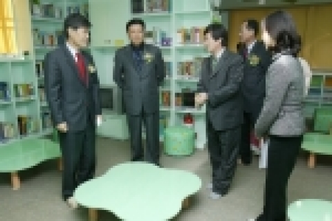 고양시는 지난 2일 덕양구 고양동 마을회관에 고양시립 공립문고인 “고양동 걸어다니는 도서관”을 개관했다.
