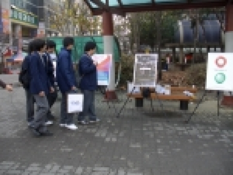 고양시 덕양구보건소는 지난 1일은 세계에이즈의 날을 맞이하여 화정역 로데오거리에서 패널전시 및 홍보 전단지 배포 등 시민이 함께 참여하는 캠페인을 대대적으로 실시했다.