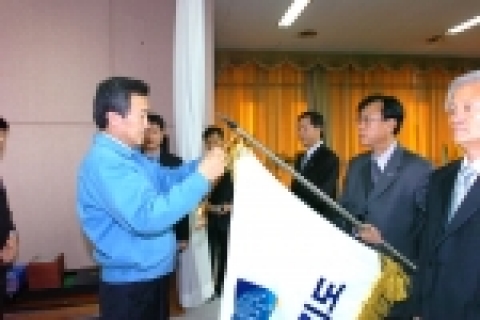 손학규 경기도지사가 12월 2일 경기도청 제1회의실에서 열린 월례조회에서 시상하고 있다