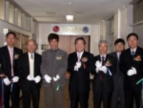 디스플레이 교육실 오픈식(좌측 세번째부터 양덕준 레인콤 사장과 우동기 총장)