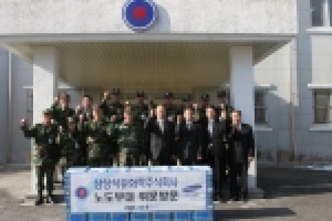 화이팅을 외치고 있는 이한홍 2사단장, 허태학 사장과 이규원 노사협의회위원장 (왼쪽에서 4번째, 5번째, 6번째)