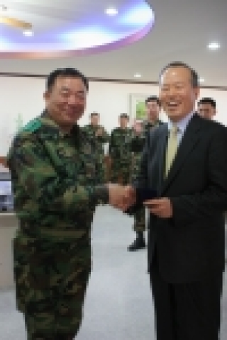 위문금을 전달하고 있는 허택사장과(오른쪽) 2사단장인 이한홍 소장