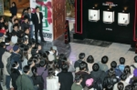 LG전자 싸이언이 블랙라벨 '초콜릿폰' 로드 쇼케이스를 삼성동 코엑스, 강남역등에 설치, 브레이크 인투 블랙라벨(break into black label) 이벤트