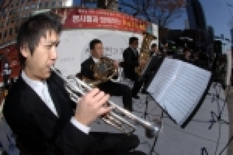청계천 천만명 돌파 기념 이벤트의 일환인 북 페어 행사장에서 퍼니밴드가 축하공연을 하고있다
