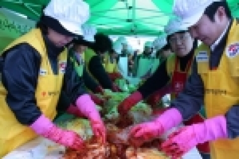 린나이코리아가 지난 5일 적십자 자원봉사단과 함께 '2005 린나이코리아 사랑의 김치 릴레이'를 진행했다.