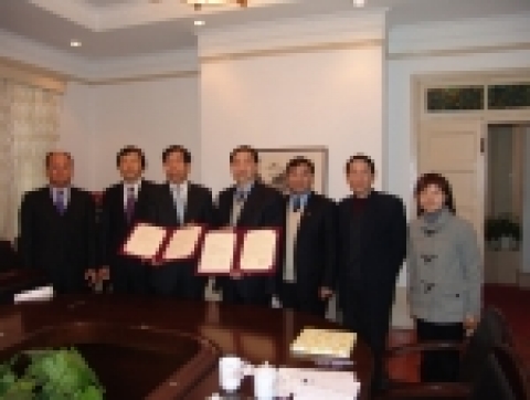 충남대는 12월 2일(금) 양현수 총장과 박양진 국제교류원장, 홍성권 교무처장이 중국 남경대학을 방문하여 학술교류협정과 학생교류에 관한 세부협정을 체결했다.