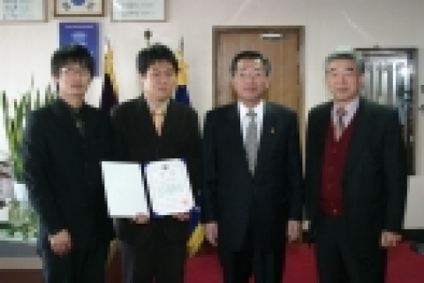 최우수상을 수상한 백대현(좌), 진승하(외쪽에서 2번째)군이 지도교수인 한천구교수(오른쪽)와 함께 김윤배 총장에게 수상인사 후 기념촬영