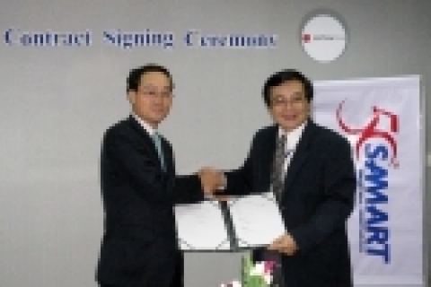 LG텔레콤 단말데이터사업본부장 노세용 상무(왼쪽)와 태국 Info-media사의 Sanchai(산차이) 사장이 태국 방콕에서 이모티콘SMS 및 MMS 솔루션 및 콘텐츠 제공에 관한 계약을 체결하고 있다.