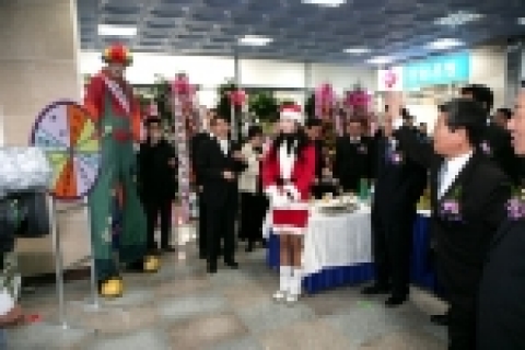 경남은행 토월지점은 지난 5일 다채로운 이전식 행사를 갖고 본격적인 영업에 들어갔다.