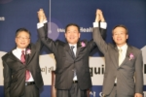 5일 메리어트 호텔에서 (좌로부터)유화선 파주시장, 한행수 대한주택공사사장,KT 남중수사장이 “파주 운정 미래市 Ubi-Plan 선포식”을 가졌다.
