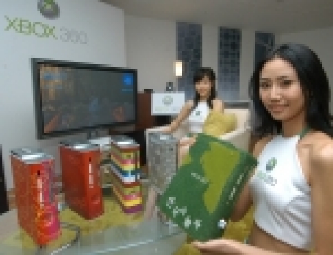 한국마이크로소프트는 5일 서울 삼청동 갤러리 인에서 간담회를 갖고 차세대 비디오 게임 및 디지털 엔터테인먼트 시스템, Xbox 360의 내년 2월 24일 한국 출시 일정을 발표했다. 일본을 제외한 아시아 태평양 지역에서 가장 먼저 출시됨을 기념하여, 세계적인 디자인업체 이노디자인과 함께 태극, 색동 등 전통 문양으로 특별 디자인된 Xbox 360을 선보여 참석자들의 관심을 모았다.