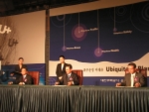대한주택공사(사장 한행수)는 오늘 오전 11시 메리어트 서울호텔에서 파주시(시장 유화선) 및 KT(사장 남중수)와 파주운정 신도시를 세계 최초의 유비쿼터스 도시(U-city)로 개발하기 위한 “유비쿼터스 플랜(Ubiquitous Plan) 선포식”을 가졌다.  사진 왼쪽부터 유화선 파주시장, 한행수 대한주택공사 사장, 남중수 KT 사장