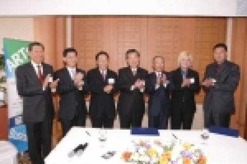 박영주(한국메세나협의회 회장), 하원만(현대백화점 사장), 하성호(서울팝스오케스트라 단장), 정동채(문화관광부 장관), 강신호(전국경제인연합회 회장), 장상인(아카펠라 그룹 '메이트리' 대표), 이경택(복음보청기 사장)