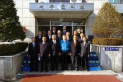 손학규 경기도지사는 12월 5일 여주군을 방문하여 군 간부들과 기념사진을 촬영하고 있다.