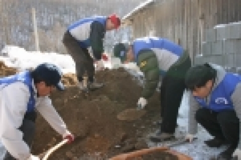 LG화재는 지난 5~6일 전북 진안군에서 추위를 걱정하는 낡은 정O양 남매 집을 헐어내고 ‘희망의 집짓기’행사를 개최하였다고 밝혔다.