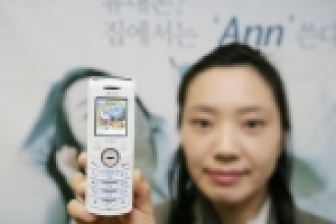 KT는 크고 선명해진 컬러 액정화면에, TV리모컨, 이어폰 및 게임기능을 내장하고도 더욱 얇아진 디자인의 신형 안(Ann)전화기를 12월 1일 출시했다고 6일 밝혔다.