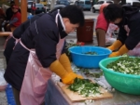 서울통신기술 임직원들이 성내 3동 동사무소에서 부녀회원들과 같이 불우이웃을 위한 &#039;사랑의 김장 담그기&#039; 행사를 펼쳤다.