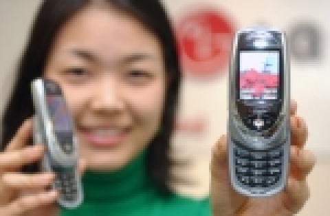LG전자는 미국 최대 GSM 사업자인 싱귤러(Cingular)社에 다자간 무전(無電) 통신 서비스인 PTT(Push To Talk)를 이용할 수 있는 첨단 휴대폰 『F7200』을 공급했다.