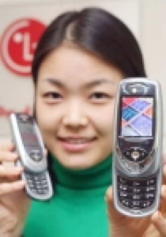 LG전자는 미국 최대 GSM 사업자인 싱귤러(Cingular)社에 다자간 무전(無電) 통신 서비스인 PTT(Push To Talk)를 이용할 수 있는 첨단 휴대폰 『F7200』을 공급했다.