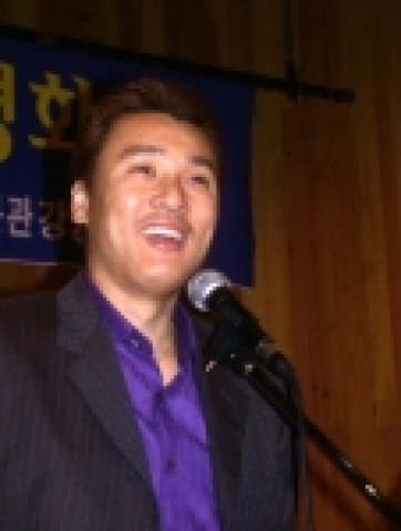 6일 오전 10시부터 영남대 인문관강당에서 열린 대학설명회에 초청된 이승엽 선수가 참가고등학생들에게 격려인사를 하고 있다.
