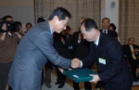 중앙일보 송필호 대표이사가 금상 수상작인 사과반쪽 디자이너에게 상패를 수여하고있다