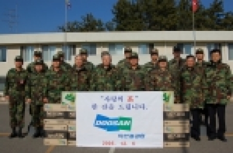 두산중공업 김대중 사장(왼쪽에서 다섯번째)은 연말을 맞아 6일 강원도 동해시에 소재한 육군 철벽부대를 방문해 커피믹스 8,000박스와 소주 100박스 등 위문품을 전달했다.