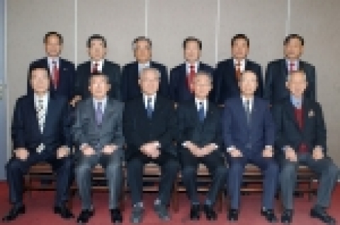 산업자원부의 역대 장관들이 2005. 12. 6(화) 12:00 한국기술센터에서 자리를 함께 하는 뜻 깊은 모임을 가졌다.