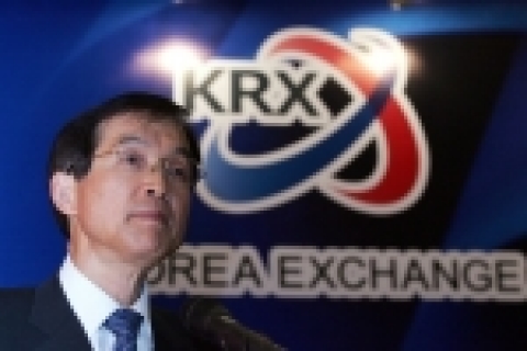 이영탁 증권선물거래소 이사장은 12월 6일(화) 11시 30분 중국 북경 인터콘티넨탈호텔에서 현지 언론 취재진 약 50명을 대상으로 최근 한국의 외국기업상장유치활동 추진현황과 중국기업의 한국상장시의 장점을 설명하는 기자회견을 개최하였다
