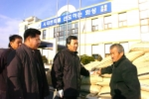 손학규 경기도지사가 12월 6일 화성시 남양동 공공비축미곡 매입현장을 방문하여 농민들과 이야기 나누고 있다.