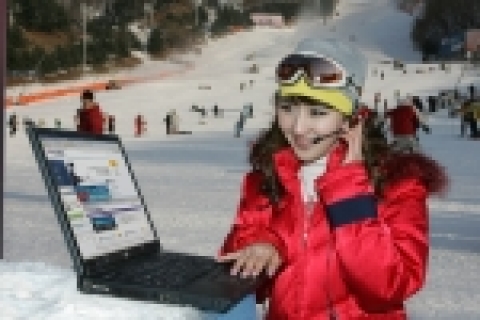 스키장에서 스키를 즐기던 전문 상담원이 데이콤 AnyHelp 서비스(www.anyhelp.net)를 통해 원격으로 고객 PC의 장애를 해결하고 있다.