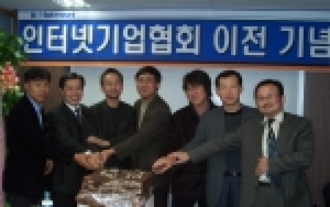 왼쪽부터 권승환(SK커뮤니케이션즈 이사), 이금룡(넷피아 대표), 허진호(한국인터넷기업협회 회장), 최휘영(NHN 대표), 박진환(네오위즈 국내총괄사장), 송영한(KTH 대표), 