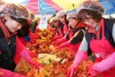 경남은행은 7일 오전 경남종합사회복지관에서 대규모의 김장 담그기 행사를 실시하였다.