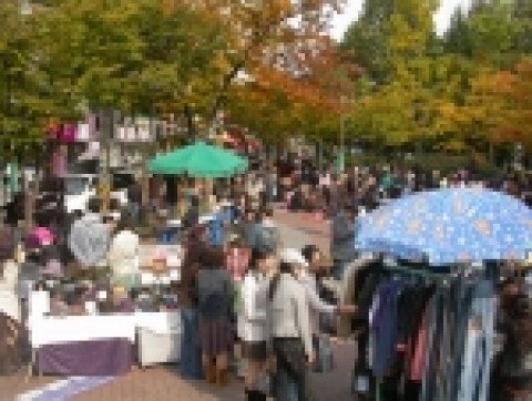 매주 토요일 일상적으로 열리고 있는 홍대앞 예술시장 프리마켓의 모습.