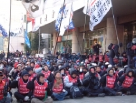 7일 오전 10시30분~11시20분 민주노총 소속 조합원 250여명은 경총회관 앞에서 <비정규직 관련 경총 입장철회 촉구> 집회 후, 계란 50여개를 투척하고 스프레이