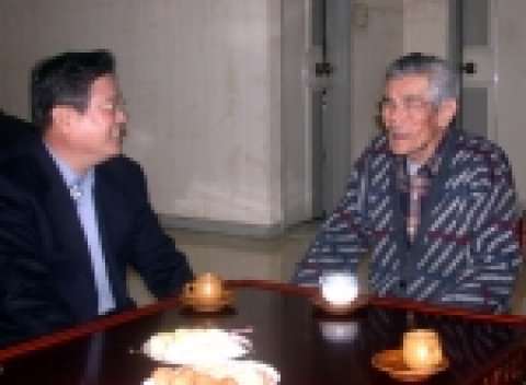 환담을 나누는 김상희 교수(우)와 우동기 총장
