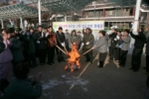 성남시 중원구는 7일 오후 공설운동장 보조경기장에서 성남시새마을회와 합동으로 불법·유해광고물 합동정비 캠페인을 실시했다.