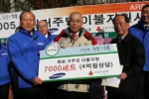 기증품을 전달하고 있는 허태학사장(왼쪽) 이세준 사회복지 공동모금회회장 김흥용 나사로의 집 교회 목사