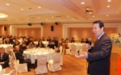 부산은행은 우수고객 200여명을 초청하여 황수관 박사를 초빙해 ‘신바람 건강법’에 대한 건강강연회를 실시했다.