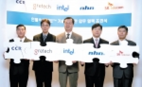 인텔? 바이브™ 기술 기반 PC 플랫폼 상에서 다양한 엔터테인먼트 컨텐트를 제공하기 위해 (사진 왼쪽부터) CCR의 윤기수 부사장, 그레텍의 김형철 이사, 인텔의 윤상한 전무, N