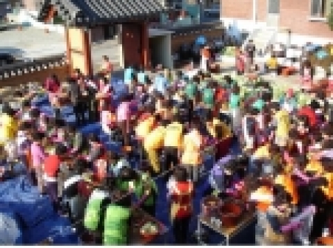 창원시 여성단체와 자비사가 6일부터 8일까지 3일간 사회의 그늘진 곳에서 어려움을 이겨내며 살고 있는 불우이웃을 위해 “따뜻한 겨울나기 사랑의 김장나눔” 행사를 펼쳤다.