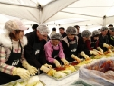 8일 국회 보건복지위원회와 한국사회복지사협회 주최로 열린 ‘사랑의 김치나누기 행사가 국회 동산에서 열렸다.