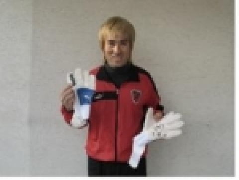경상북도사회복지공동모금회의 홍보대사인 포항스틸러스 김병지 선수가 “2005 K-리그”에서 사용했던 골키퍼 장갑을 들어 보이고 있다