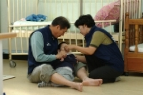 SK C&C 윤석경 사장을 비롯한 전 임원들이 부부동반으로 성남의 장애인 생활시설, 한사랑 마을 찾아 봉사활동을 펼쳤다. 사진은 SK C&C윤석경 사장(사진 왼쪽)과 부인인 최진자