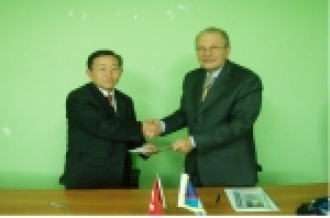 터키금형협회와 업무협력 협약 체결식에서 김성봉 시개단장과 터키금형협회장 Harun Masatoglu