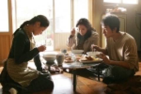 <가족의 탄생>은 “부활” 이후 처음 스크린에 복귀하는 엄포스 엄태웅을 비롯해 고두심, 문소리, 공효진, 봉태규 등 내로라 하는 연기파 배우들이 총출동한 기대작이다